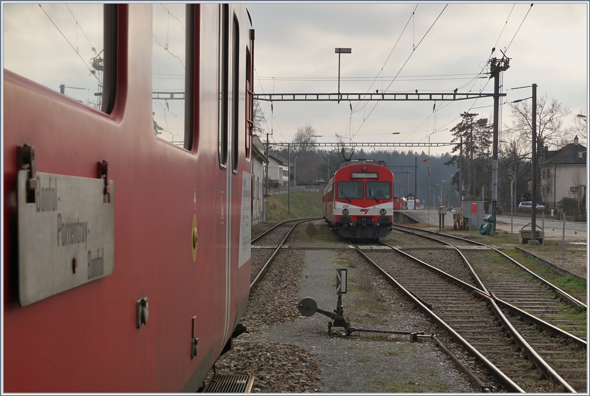 Der Blick gleitet zum andern bei der CJ im Einsatz stehenden RBDe 566/ABt Pendelzügen. Bonfol, den 15. Dez. 2018