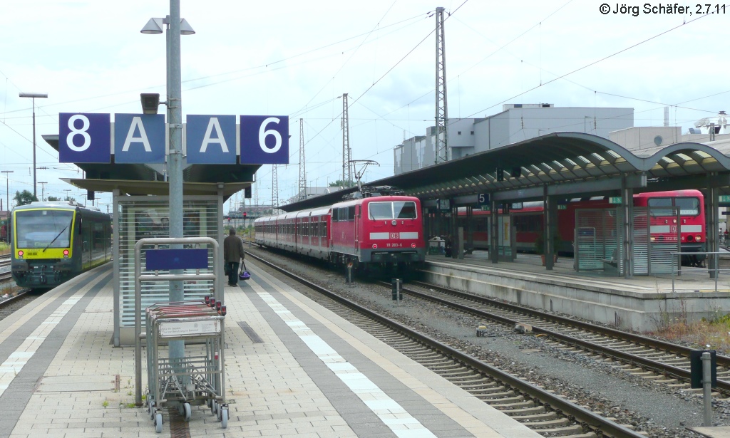 Der Blick nach Süden in Bamberg fast 20 Jahre später: Auf Gleis 8 steht agilis-VT 650 722, auf Gleis 5 ein S-Bahn-Wendezug mit 111 203 und 143 820 auf Gleis 4. (2.Juli 2011)