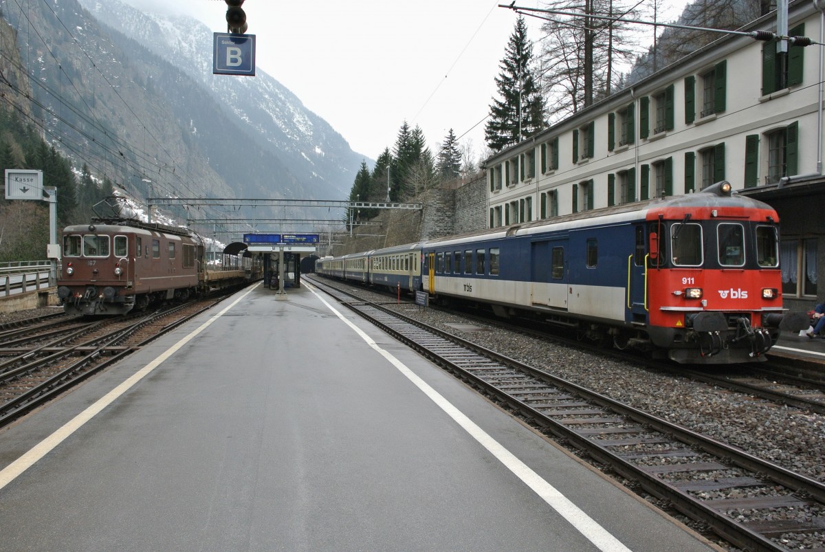 Der BLS Reserve EWI Pendel verkehrte heute als Entlastungszug 30131 Bern-Goppenstein. Im Bild wendet der Pendel gerade, und wird in kürze leer zurück nach Kandersteg fahren wo er tagsüber abgestellt wird. Links trifft die Re 4/4 167 mit ihrem Autozug ein, rechts wartet der BDt EWII ex. SBB 50 63 82-33 911-3 auf einen weiteren Gegenzug, 21.03.2015.