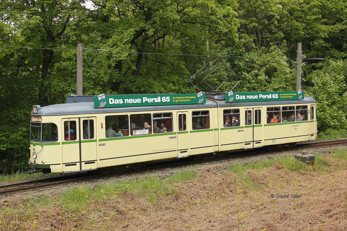 Der Bochumer Triebwagen 275 an der Schulkohlfurth, am 16.05.2016.