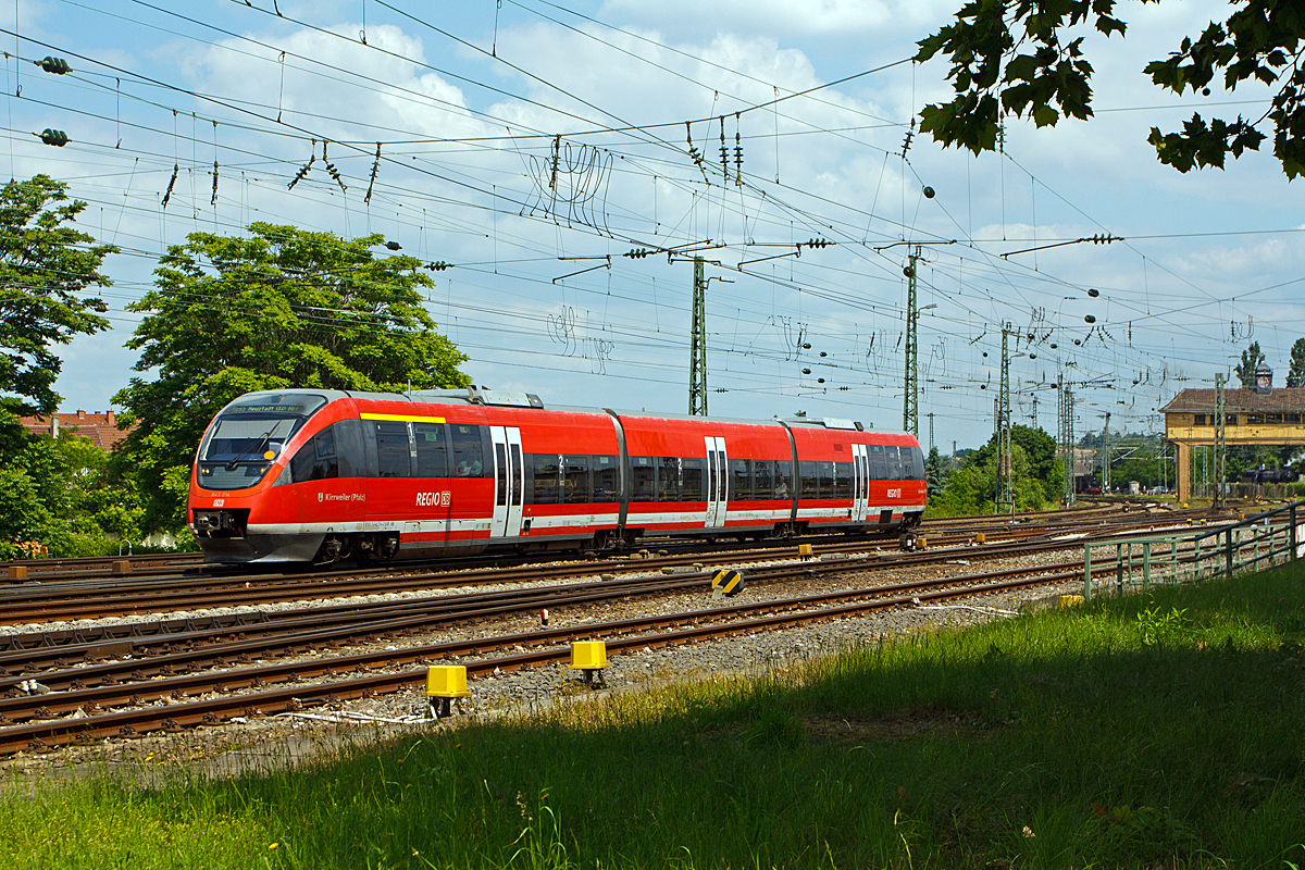 
Der Bombardier Talent Dieseltriebzug 643 514-3 / 943 014-0 / 643 014-3  Kirrweiler (Pfalz)   der DB Regio RheinNeckar am 31.05.2014, hier als RB 53 Wissembourg - Winden (Pfalz) -  Landau (Pfalz) - Neustadt (Weinstraße) kurz vor der Endstation dem Hauptbahnhof Neustadt an der Weinstraße.
