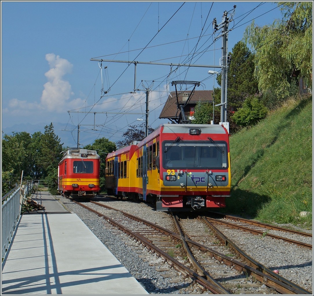 Der BVB Beh 4/8 93 verlässt als Regionalzug 23 von Villars sur Ollon nach Bex den Bahnhof Gryon. Im Hintergrund der Xeh 2/4 N° 26.
12. August 2015