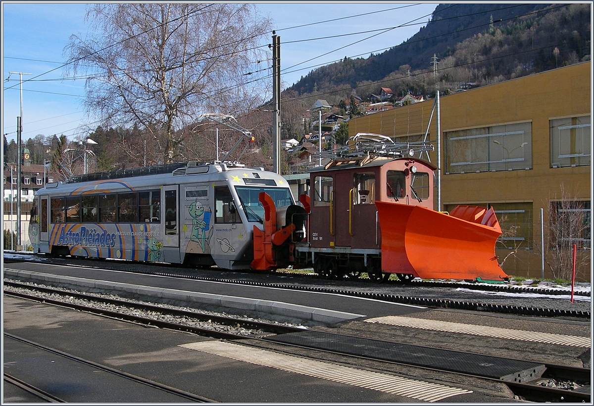 Der CEV MVR BDeh 2/4 N° 72 mit der CEV X Rot 91 in Blonay. Es entzieht sich meiner Kenntnis, ob diese Komposition so zum Schnee-Räum Einsatz kam.
5. März 2018