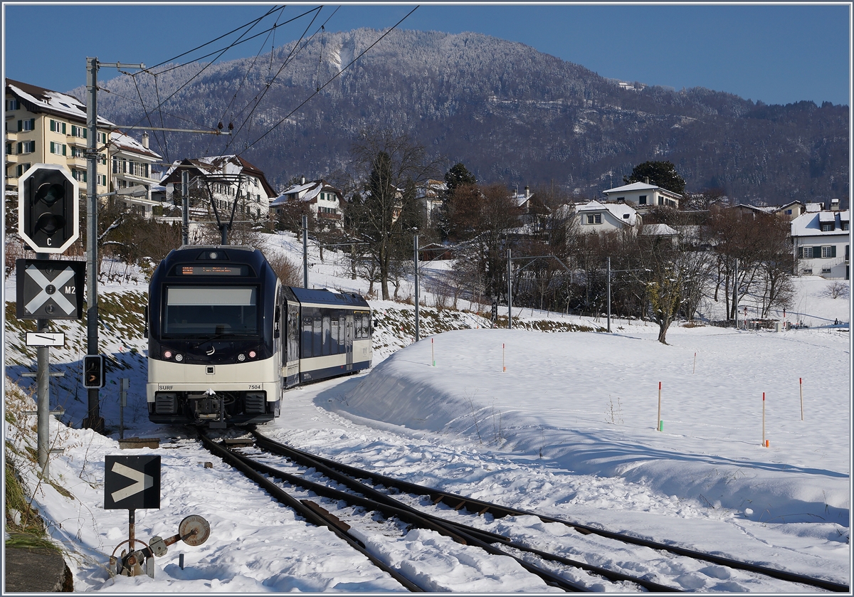 Der CEV MVR GTW ABeh 2/6 7504 verlässt St-Legier Gare. Das verschneite Ziel des Zuges ist im Hintergrund zu sehen: Les Pléides.
18. Jan. 2017   