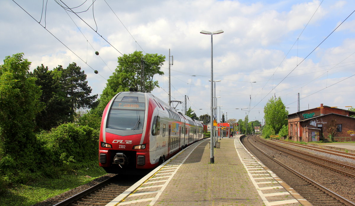 Der CFL 2302 als IC (Düsseldorf - Luxemburg) und kommt aus Richtung Köln und fährt durch  Roisdorf bei Bornheim in Richtung Bonn,Koblenz.
Aufgenommen vom Bahnsteig in Roisdorf bei Bornheim. 
Bei schönem Sonnenschein und Wolken am Nachmittag vom 1.5.2018.