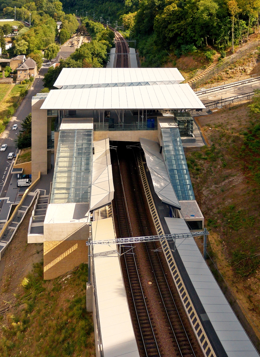 Der CFL Bahnhof Pfaffenthal-Kirchberg, sowie die Talstation der Standseilbahn von oben (Pont Grande-Duchesse Charlotte) gesehen am 10.08.2018. (Hans)