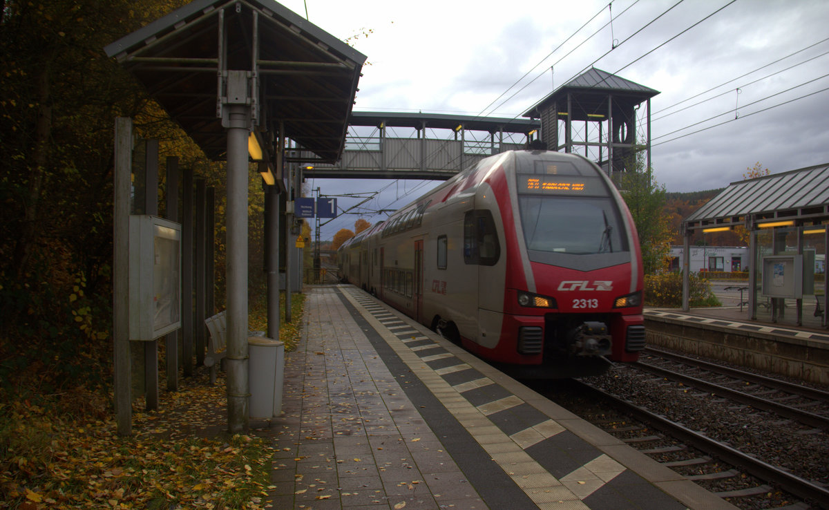 Der CFL Kiss 2313 fährt als RE11 aus Luxemburg-Hbf(L) nach Koblenz-Hbf(D) und kommt aus Richtung Trier und fährt durch Salmtal in Richtung Koblenz.
Aufgenommen vom Bahnsteig 1 in Salmtal. 
Bei Regenwolken am Nachmittag vom 11.11.2018.