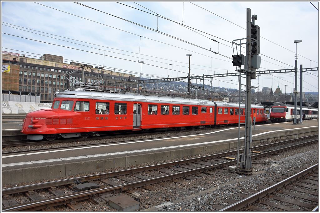 Der Churchill-Pfeil erreicht Zürich HB mit einer Gesellschaft an Bord. (28.02.2016)