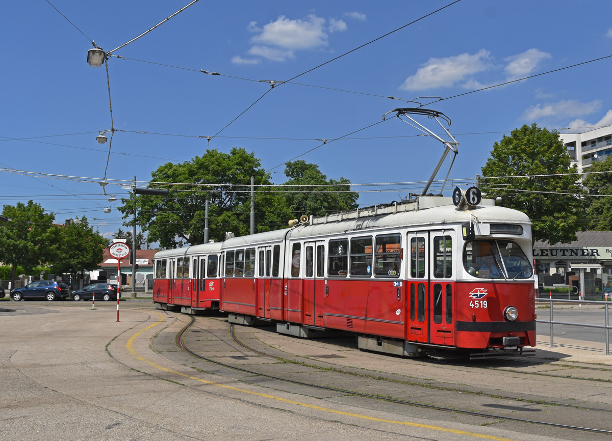 Der Countdown läuft, noch gut eine Woche, danach sind die E1 am 6er endgültig Geschichte! 

 E1 4519 + c4 1309 als Linie 6 wurde wegen zu höhrer Verspätung beriets beim Zentralfriedhof 3. Tor gewendet, 21.06.2018