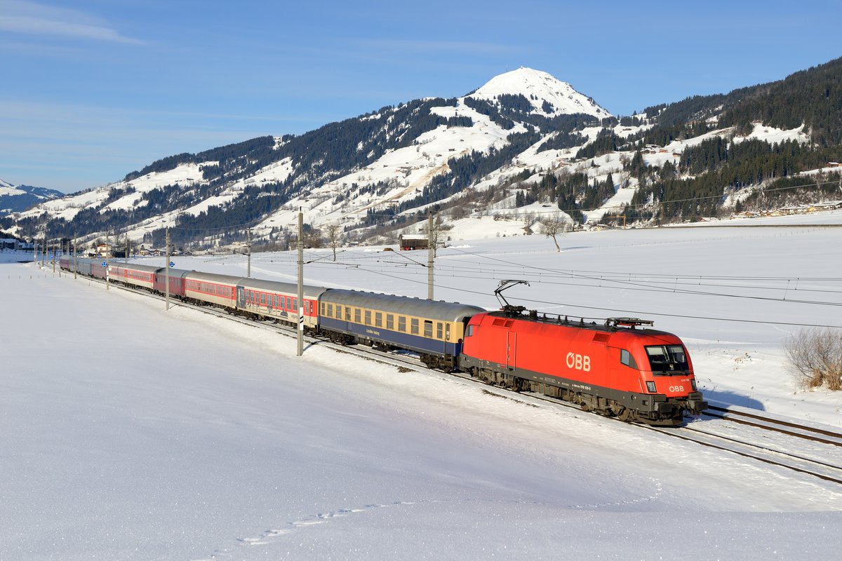 Der D 13813 AlpenExpres von Amsterdam nach Bischofshofen konnte am 14. Februar 2015 bei Brixen im Thale abgelichtet werden. Geführt wurde der Turnuszug von der 1116.129. Der Zug verkehrte vereinigt mit dem D 13417, dessen vier Wagen am Zugschluss erkennbar sind.
