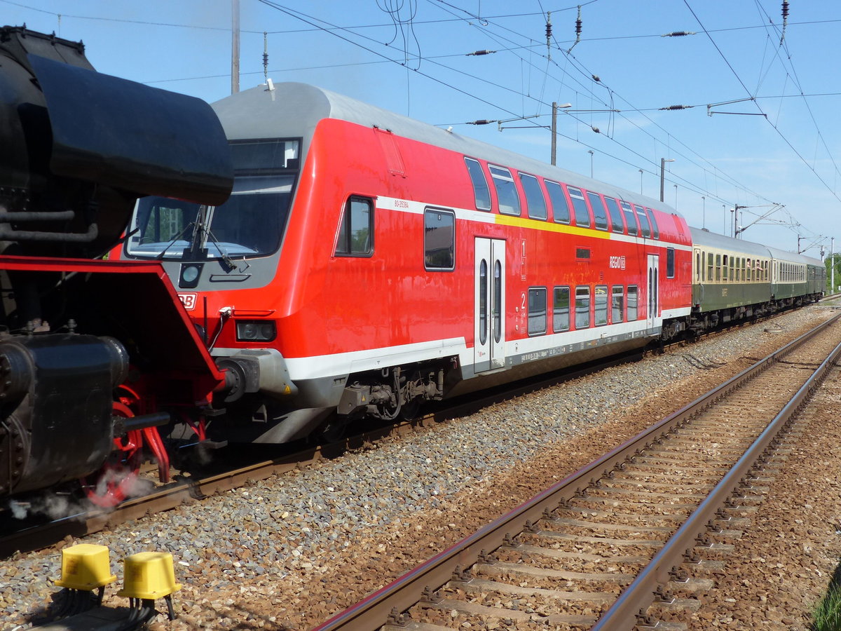Der D-DB 50 80 80-35 384-2 DABpbzfa von DB Regio Magdeburg wurde am 05.05.2018 als Fahrradtransportwagen im  Regenbogen-Express  von Sömmerda nach Eisenach eingesetzt und ist hier hinter der 41 1144-9 in Erfurt Ost zu sehen.
