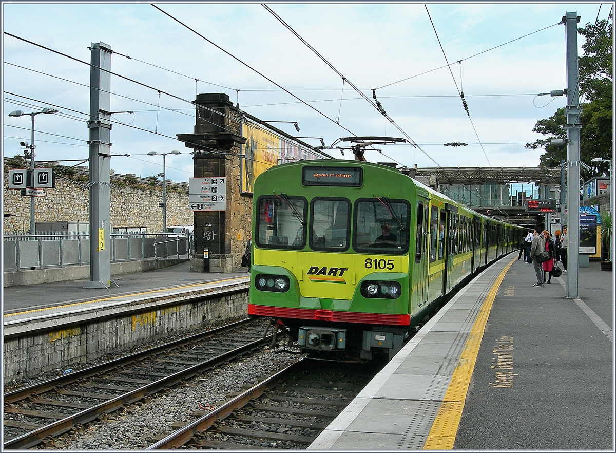 Der DART Triebzug 8105 macht mit einem weiteren einen Halt in Dún Laoghaire. Von hier aus bestehen Fährverbindungen über die Irische See nach Wales und England.
18. Sept. 2007