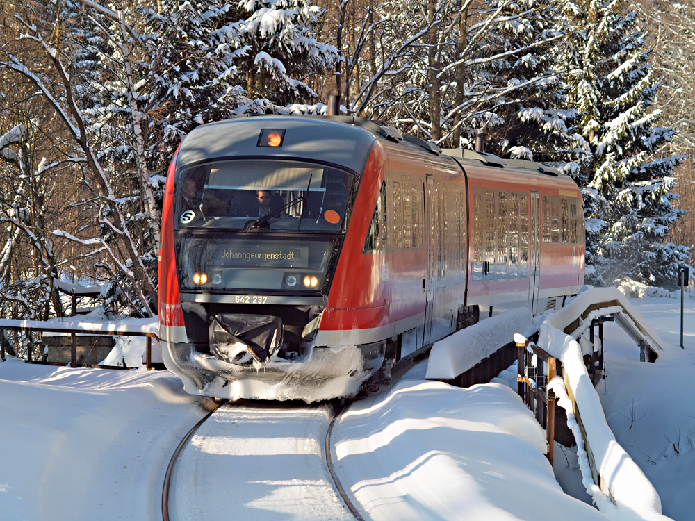 Der Desiro 642 237 rollt am schneereichen 18.01.2017 bergwärts durch das
Schwarzwassertal in Richtung Johanngeorgenstadt. Von dem nach dem 2. Weltkrieg
erfolgten 2-gleisigen Ausbau der Strecke kann man fast nichts mehr erkennen