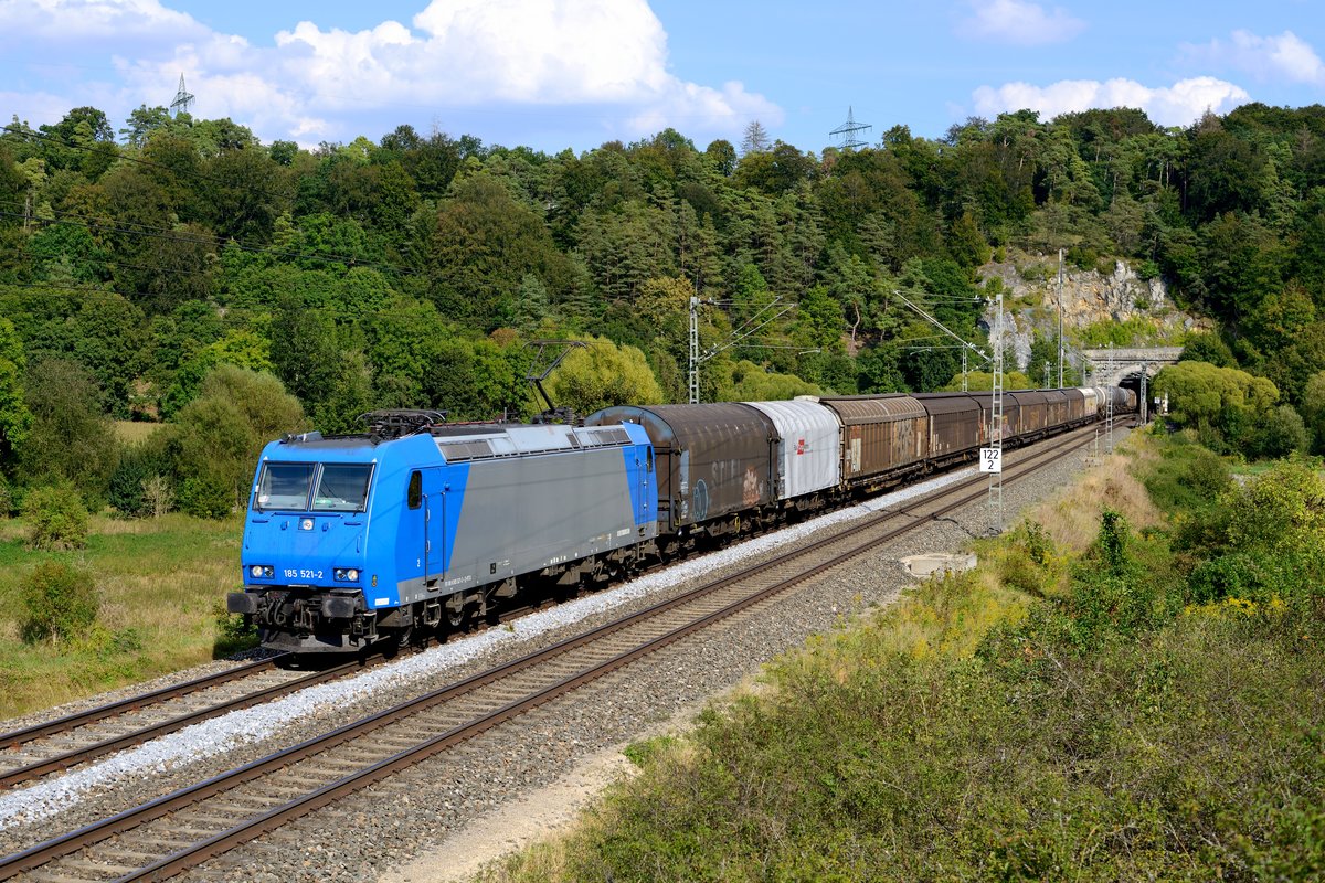 Der DGS 42546 aus Linz Voestalpine nach Antwerpen Waaslandhaven in Belgien wurde am 10. September 2016 über Ingolstadt umgeleitet. Es führte die 185 521, die seit kurzem für das Unternehmen Railtraxx fährt. Der gemischte Güterzug konnte beim Verlassen des Esslingen Tunnels abgelichtet werden.