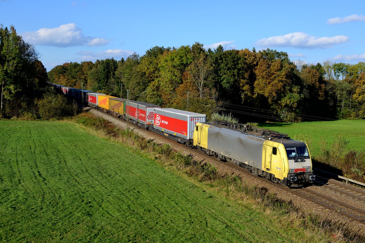 Der DGS 43109 von Hannover-Linden Hafen nach Verona Q. E. wurde am 22. Oktober 2016 von 189 989 befördert. Im schönsten Herbstlicht konnte der gut ausgelastete KLV-Zug bei Gutmart abgelichtet werden.