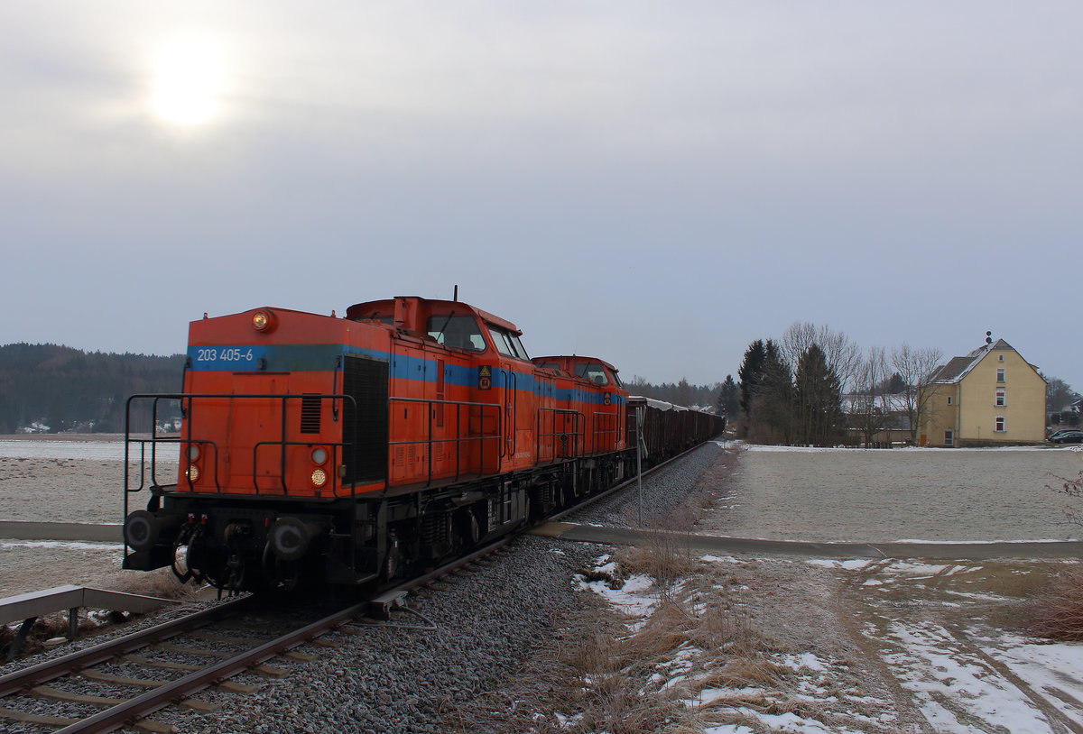 Der DGS 48340 mit zwei SWT V 100 in orange kurz nach der Ausfahrt Mehltheuer in Richtung Weida. Aufgenommen am 17.02.2018 bei leicht durch den Hochnebel scheinende Sonne. 
