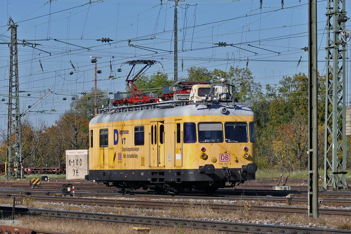 Der Diagnose-VT 701 167-9 von DB Netz rollt durch den Badischen Bahnhof. Die Aufnahme stammt vom 16.10.2017.