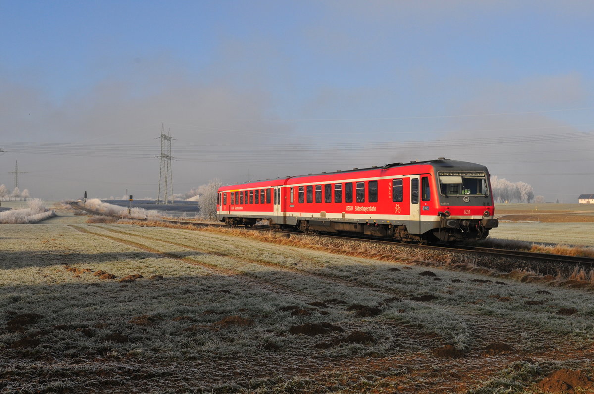 Der Dieseltriebwagen 628 577 ( Motorwagen voraus) auf dem Weg von Altötting nach Mühldorf am 30.12.16 vor der Durchfahrt am stilgelegten Bahnhof Pirach.