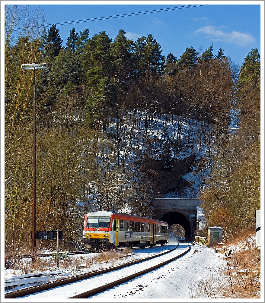 
Der Dieseltriebzug  628 677-7 / 928 677-4 Daadetalbahn der Westerwaldbahn (WEBA) als RB 97 Betzdorf - Daaden hat gerade den 131 m langen Alsdorfer Tunnel velassen und fährt Richtung Daaden, hier am 13.03.2013.