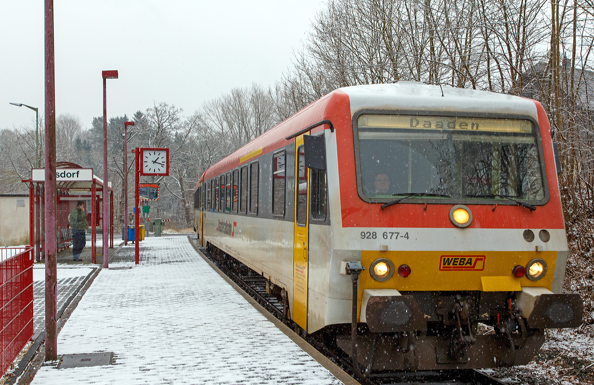 
Der Dieseltriebzug 928 677-4 / 628 677-7 der Westerwaldbahn (WEBA) erreicht am 24.01.2015, bei leichtem Schneefall, den Haltepunkt Alsdorf. 
Er befährt die 10 km lange Daadetalbahn (KBS 463) als RB 97  Daadetalbahn  von  Daaden nach Betzdorf/Sieg (nicht wie die Zugzielanzeige zeigt).