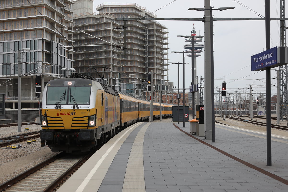 Der doch sonst so Graue Wiener Hauptbahnhof wird vom Gelb der Regio Jet Züge etwas aufgeheitert. 
Am Samstag 3.02.2018 kommt ein weiterer Zug aus Prag an . 
