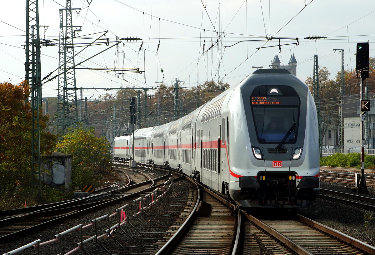 Der Doppelstock-IC 2202, geschoben von 146 552-5 fährt am 12.11.2016 in den Düsseldorfer Hauptbahnhof ein