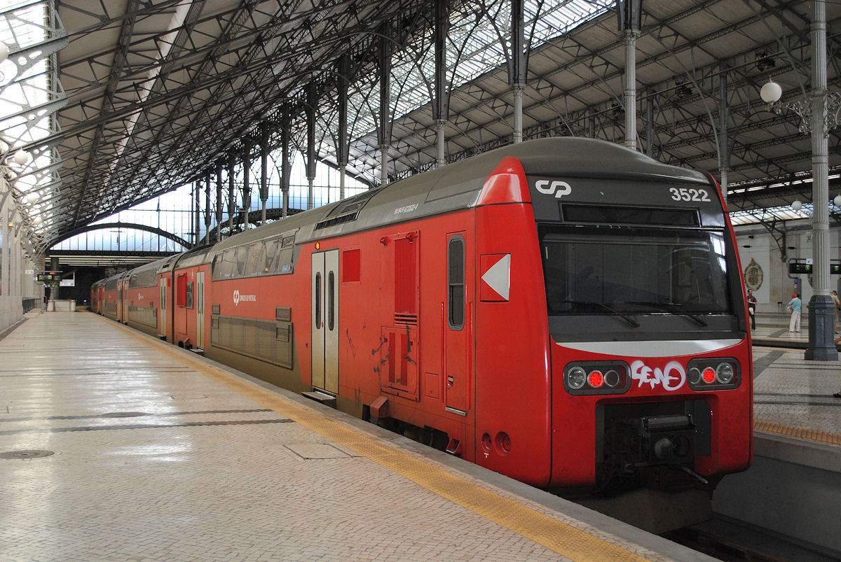 Der Doppelstocktriebzug 3522 wartet im Bhf. Lissabon - Rossio auf die Abfahrt nach Sintra. (12.06.2014)