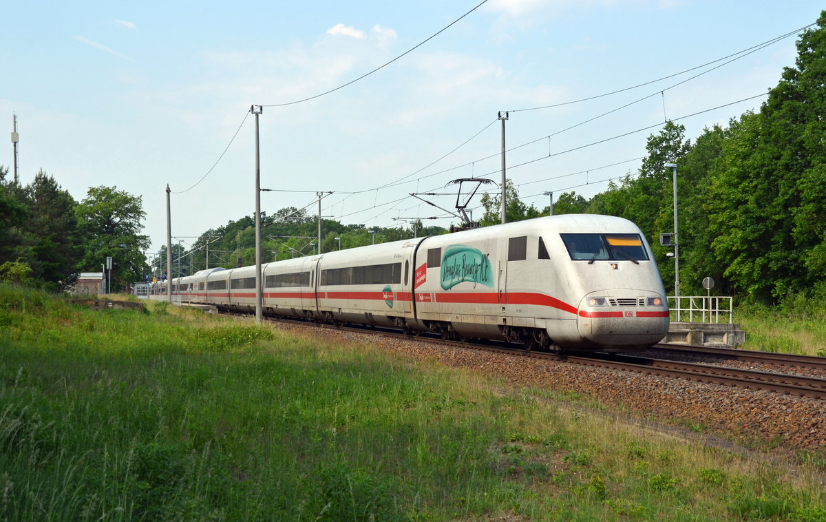 Der Douglas-Beauty-ICE war am 27.05.18 als ICE 696 von Erfurt nach Kiel unterwegs. Hier rollt er durch Burgkemnitz Richtung Wittenberg.