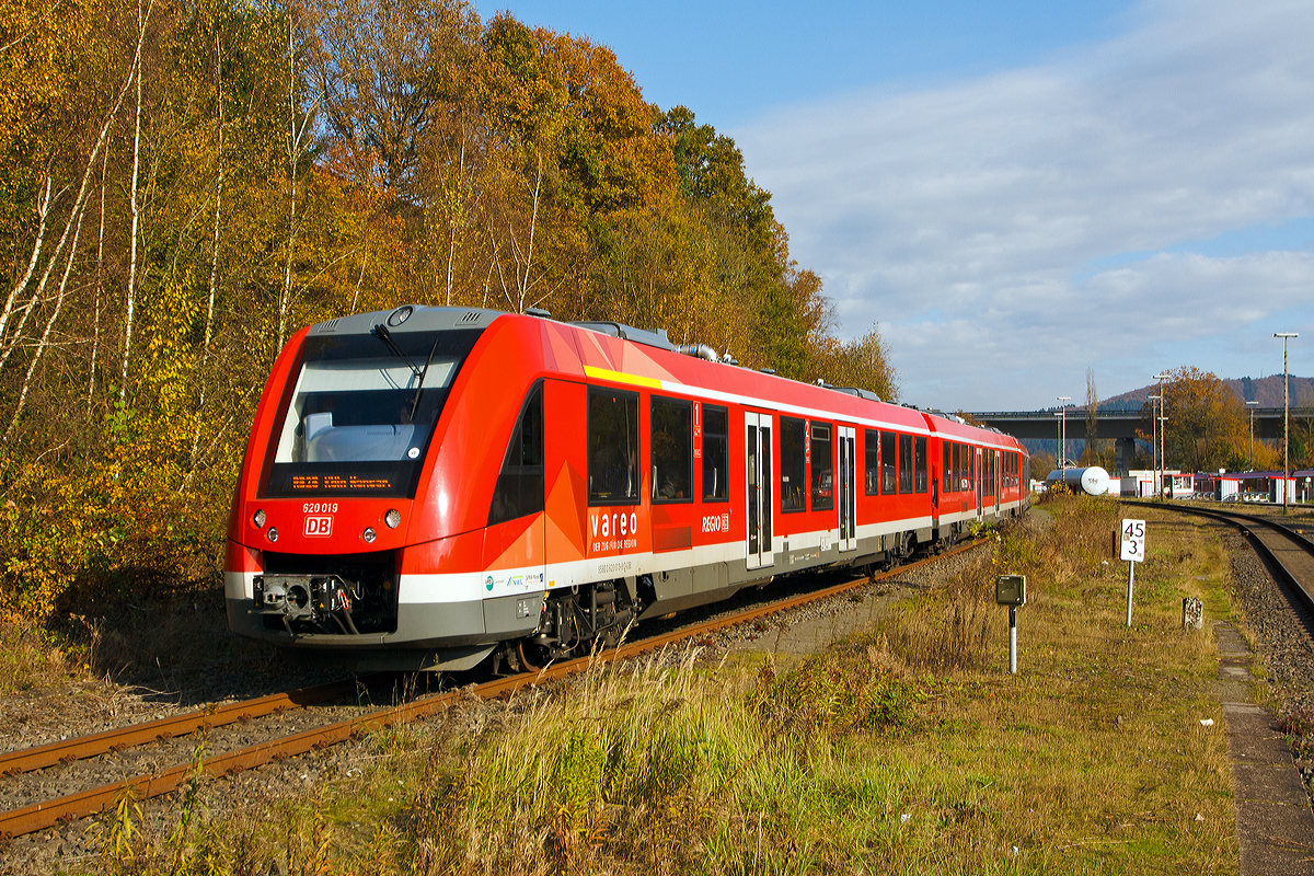 
Der dreiteilige Dieseltriebzug ALSTOM Coradia LINT 81 - 620 019 / 621 019 / 620 519 der DB Regio (VAREO), als RB 25 - Oberbergische Bahn (Meinerzhagen - Köln Hansaring) fährt am 02.11.2014 in den Bahnhof Dieringhausen (zu Gummersbach) ein. 

Neben diesen modernen Triebzügen ist auch sehr positiv dass der weitere Verlauf der Strecke (KBS 459 - Oberbergische Bahn) von Meinerzhagen nach Lüdenscheid bis 2016 reaktiviert wird. Hinweis: Die Aufnahme entstand vom Anfang des Bahnsteiges aus.