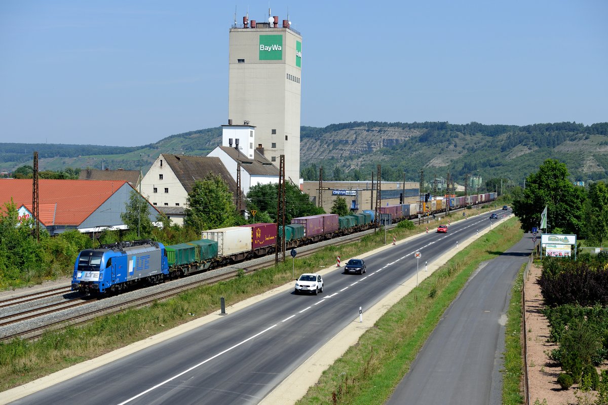 Der dritte schöne Privatbahngüterzug in kurzer Zeit wurde von der blitzblanken LTE 1216 910 befördert. Es dürfte sich dabei um den DGS 41159 von Frankfurt Höchst Hbf nach Curtici gehandelt haben. Aufgenommen am 19. Juli 2014 bei Karlstad im Maintal.