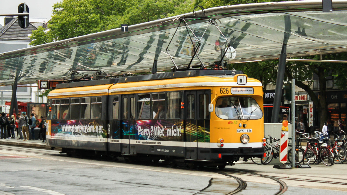 Der  Düwag-Klassiker  GT8 von der SWK (Wagennummer 626) in Krefeld an der Rheinstraße mit partytram Werbung. | Juni 2018