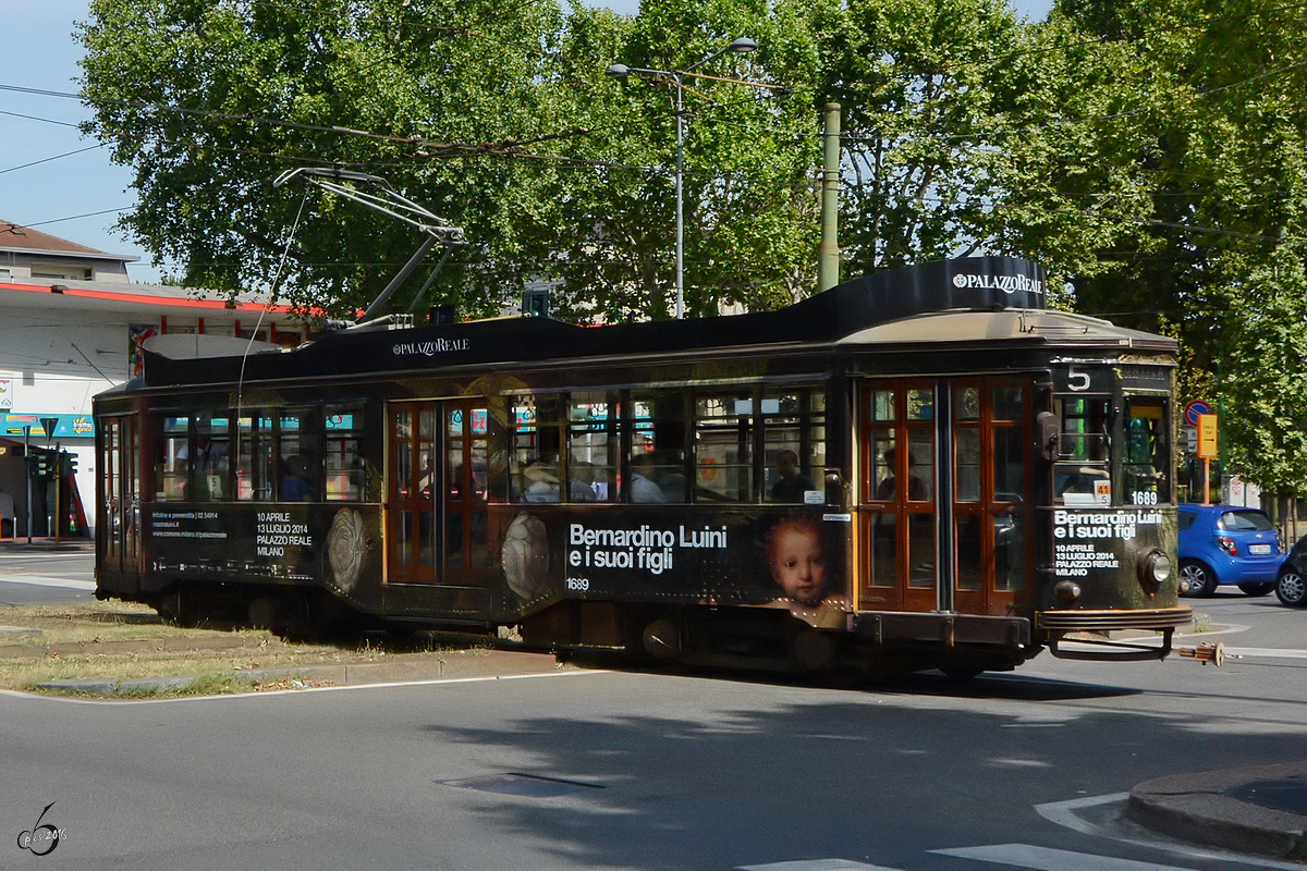 Der dunkle ATM Ventotto-Straßenbahnwagen 1689 in Mailand. (Juni 2014)