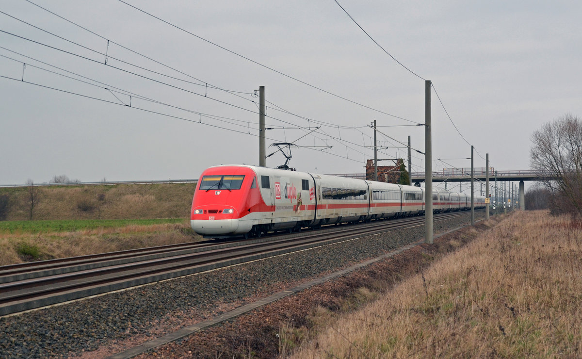 Der Duplo-ICE 401 012 fuhr am 10.02.18 als ICE 707 von Hamburg nach München. Hier durcheilt die Praline Brehna Richtung Halle(S). 