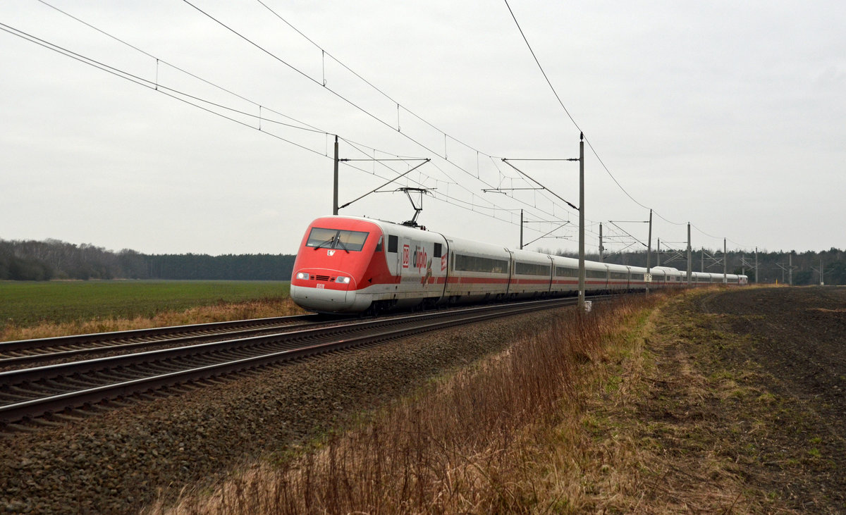 Der Duplo-ICE verkehrte am 18.02.18 als ICE 694 von Stuttgart nach Berlin. Hier passiert die rote Praline die Ackerflächen von Burgkemnitz.