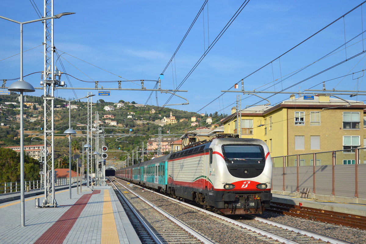 Der EC 160  Thello  Mailand - Marseille, bespannt mit E402 108, kommt in Imperia mit einer Stunde Verspätung an - 27.06.2017
