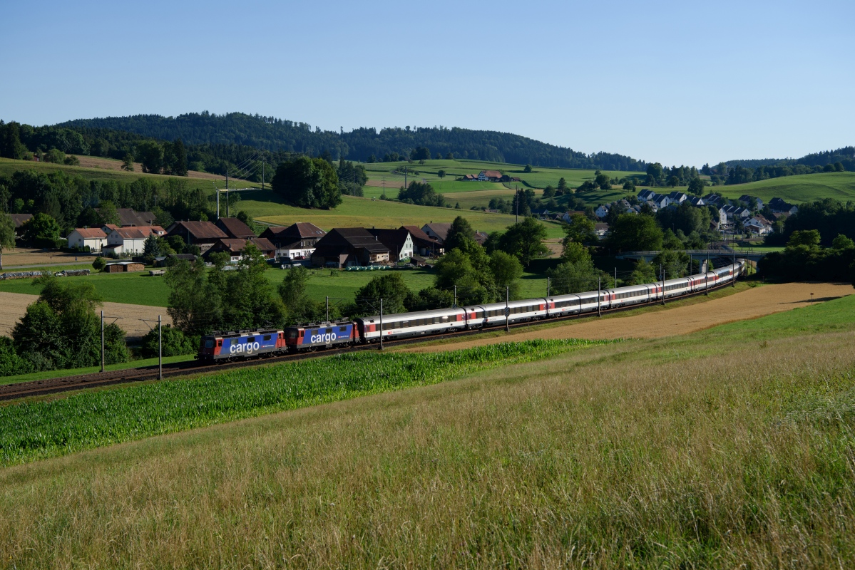 Der EC 197 wird jeweils mit einer Doppeltraktion Re 421 geführt. Am 16.07.2017 konnte ich den Zug bei ausgangs Schottikon aufnehmen.