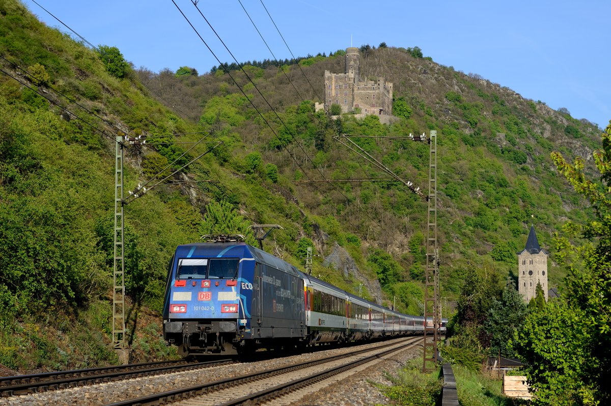 Der EC 6 von Interlaken Ost nach Hamburg-Altona wurde am 20. April 2017 von 101 042 gezogen. Unterhalb der Burg Maus bei Wellmich konnte ich den über die rechte Rheinstrecke umgeleiteten Fernverkehrszug ablichten.