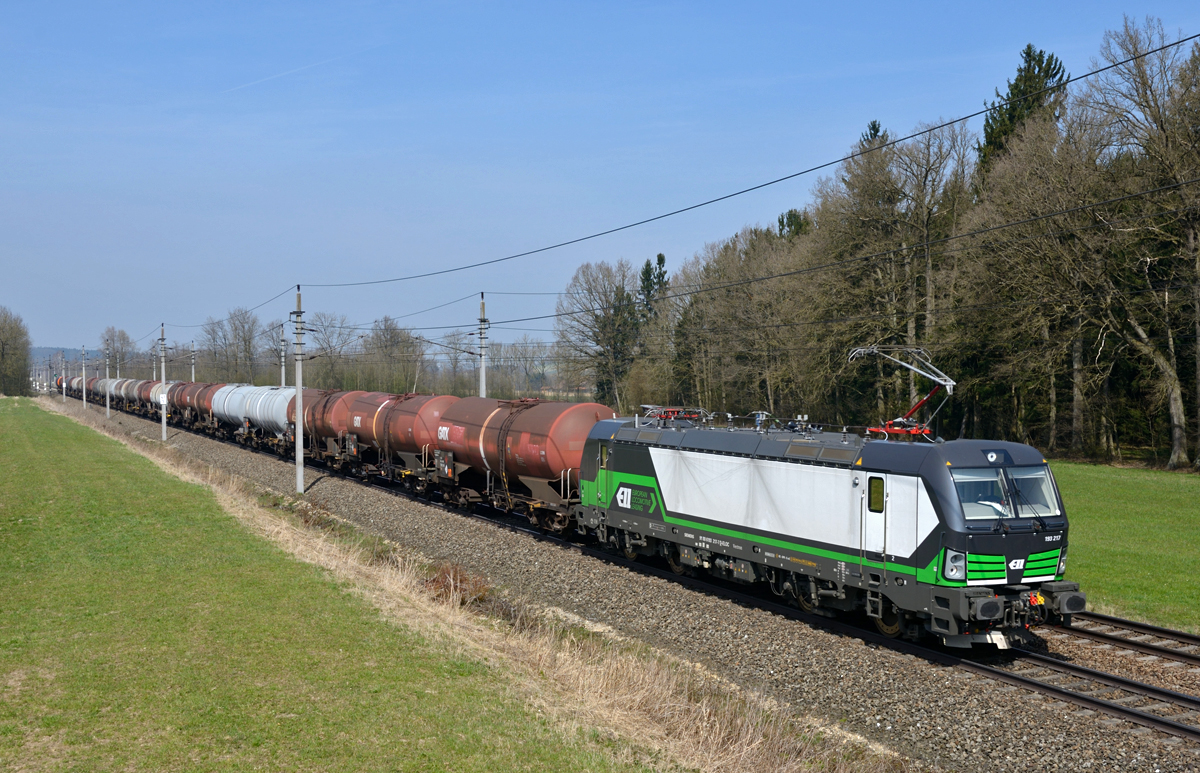 Der ECCO-Rail Zug 47183 wurde am 09. April 2015 von der 193 217 bespannt, und von mir bei Andorf fotografiert.