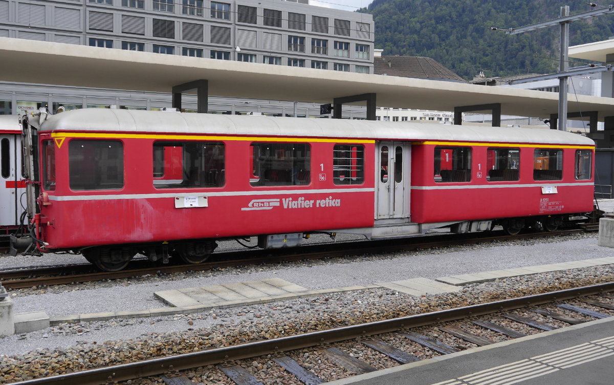 Der ehemalige 1.-Klasse-Panoramawagen A 1251 der Arosabahn kommt nur noch als 2.-Klasse-Wagen für Gruppen zum Einsatz. Aufnahme vom Bahnhof Chur, 10.8.16.