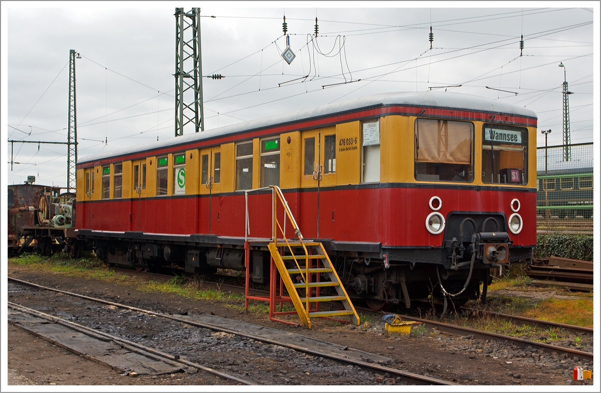 Der ehemalige Berliner S-Bahn Triebwagen 476 033-6, ex ET 165 299, ex DR 276 571-7 bzw.276 243-3, ausgestellt am 28.04.2013 im Eisenbahnmuseum im ehemaligen Bahnbetriebswerk Darmstadt-Kranichstein.

Der Wagen wurde 1928 von der Waggon- und Maschinenbau AG in Grlitz gebaut und war bis 2000 bei der Berliner S-Bahn im Einsatz, er hat eine Laufleistung von 7.845 Mio. km erbracht.
