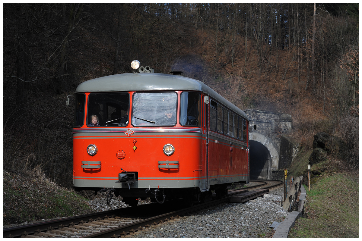 Der ehemalige GKB Triebwagen VT 10.02 (heute im Besitz der steirischen Eisenbahnfreunde) bei einer Sonderfahrt anlässlich der Pensionierung von zwei Kollegen am 19.3.2016 als Spz 8448 bei der Ausfahrt aus dem Kremser Tunnel. 