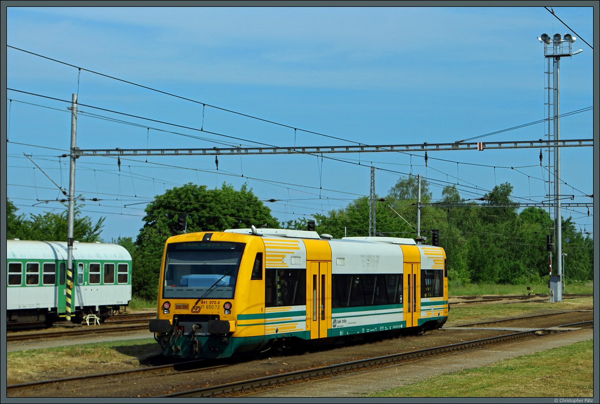 Der ehemalige ODEG-Triebwagen VT 650.72 ist bei der Tschechischen Staatsbahn als 841 072-2 im Einsatz. Am 03.06.2017 steht der noch in ODEG-Lackierung befindliche Regioshuttle als Os 5229 im Bahnhof Chlumec nad Cidlinou zur Fahrt nach Hradec Králové bereit.