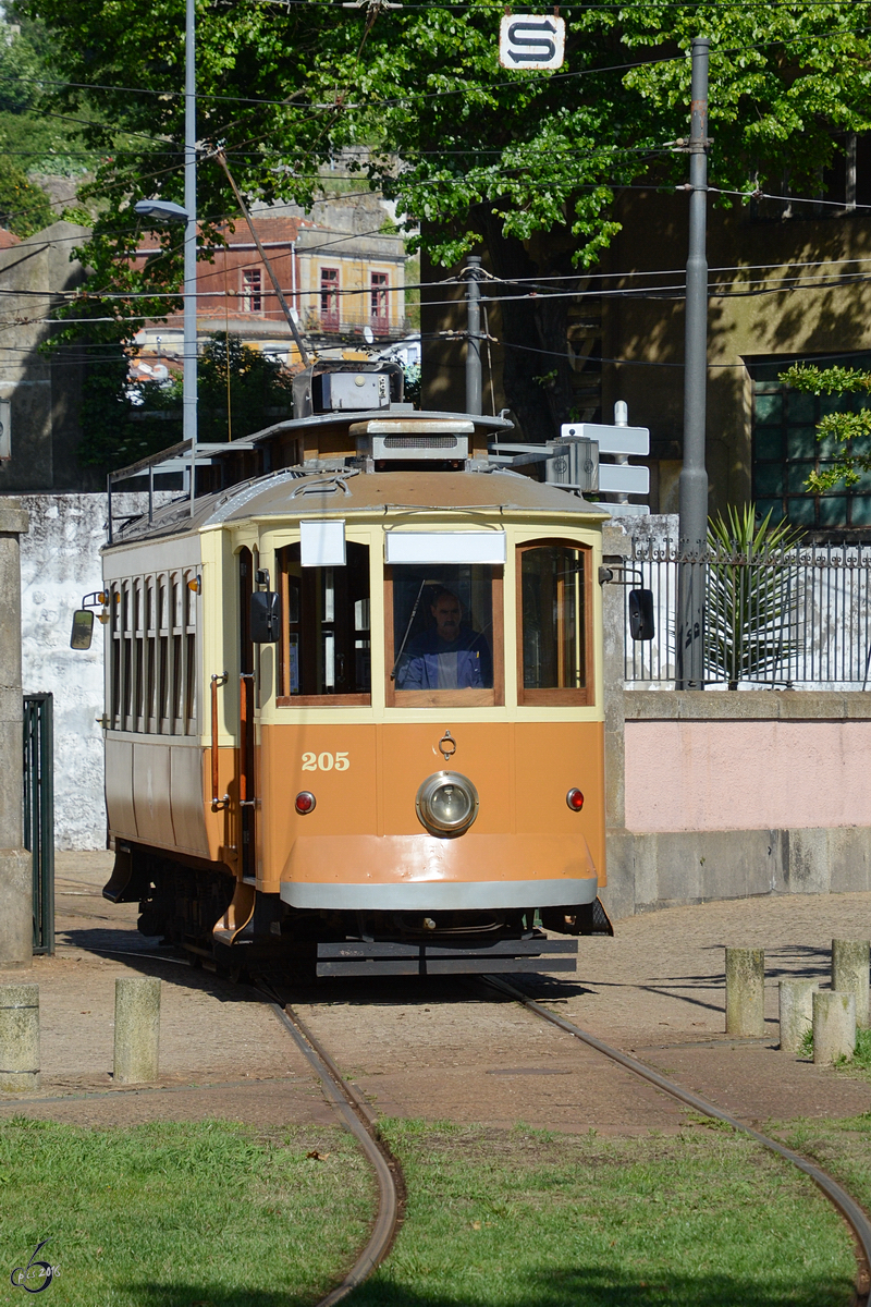 Der Eléctrico No. 205 der Sociedade de Transportes Colectivos do Porto (STCP) beim Verlassen des Depots. (Mai 2013)