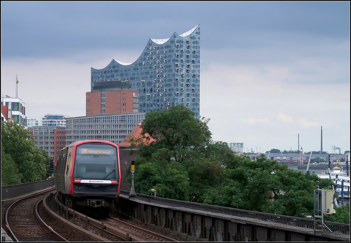 Der Elbphilharmonie entgegen -

... fährt dieser Hamburger U-Bahnzug. Blick von der Station Landungsbrücke in Richtung Baumwall. 

17.08.2018 (M)
