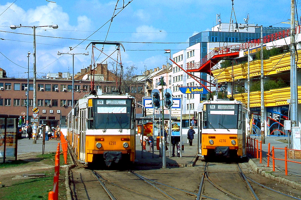 Der Endpunkt der Budapester Straßenbahnlinie 14 am Lehel ter mit den Tatra T5C5 4276 und 4281 Anfang April 2004