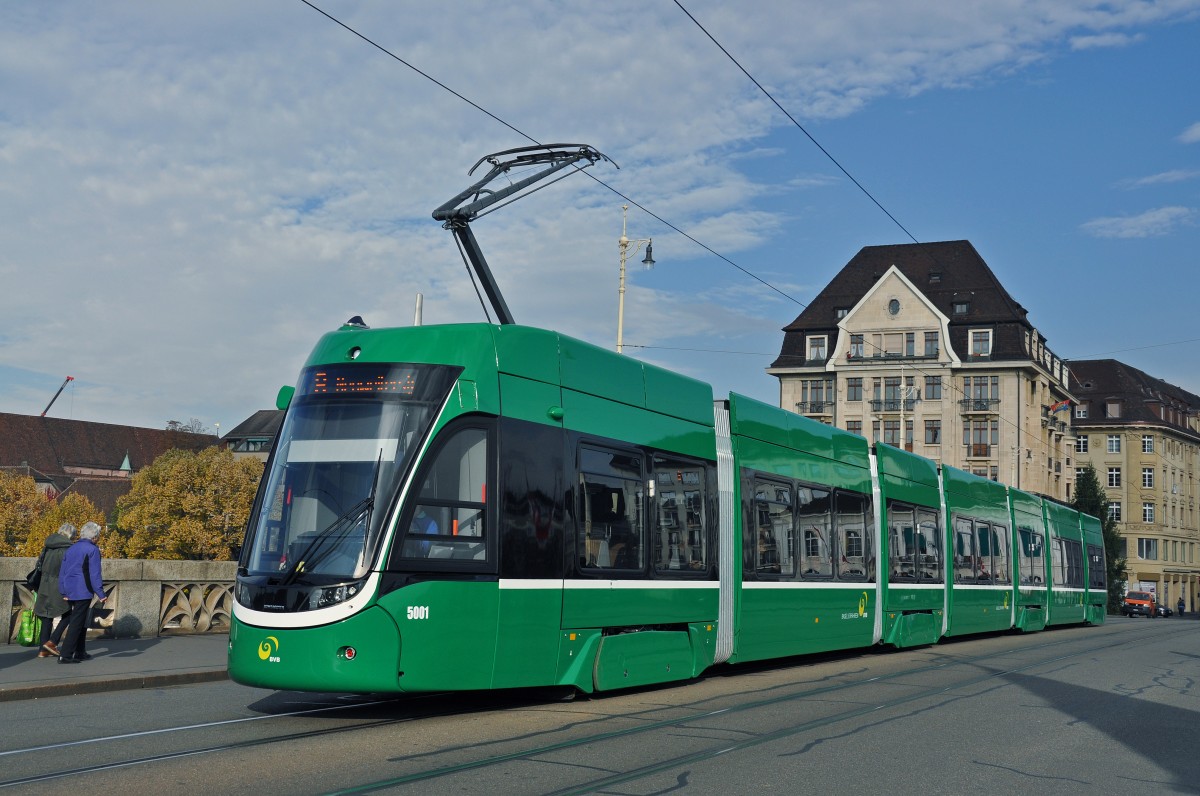 Der erste Flexity 5001 ist seit dem 10.11.2014 auf der Linie 8 im Einsatz. Auf dieser Aufnahme überquert der Flexity die Mittlere Rheinbrücke. Die Aufnahme stammt vom 11.11.2014.