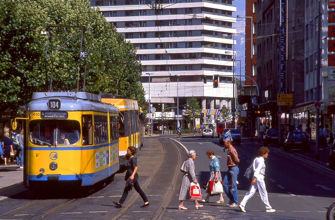 Der Essener Tw 1610 fährt einen Kurs auf der damaligen Gemeinschaftslinie 104 in Mühlheim in der Leineweberstraße, 20.08.1988. 