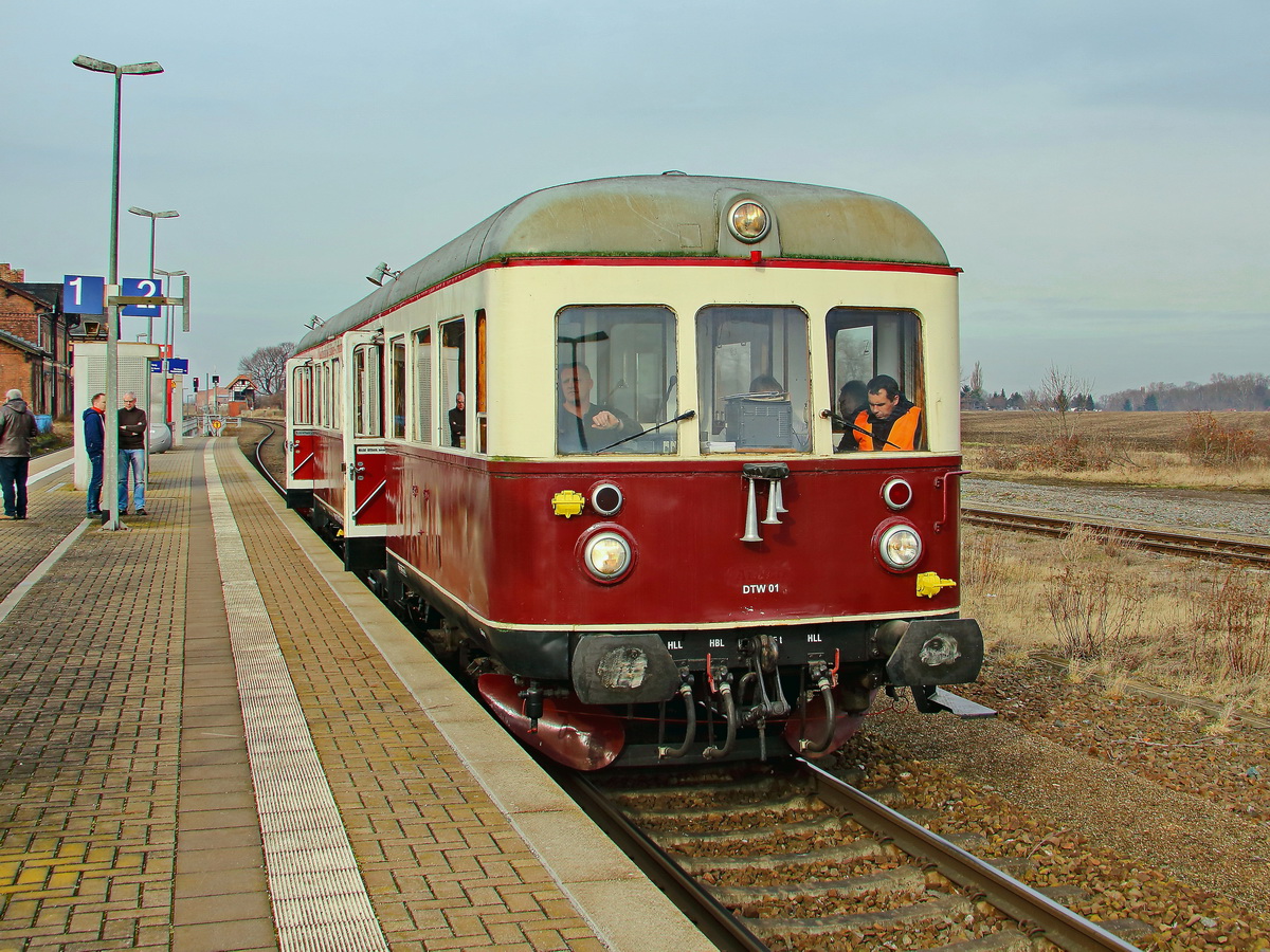 Der Esslinger-Verbrennungstriebwagen 301 035-1 hält am 17. Februar 2018 in Wegeleben.