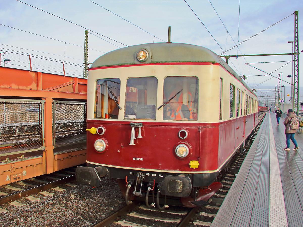 Der Esslinger-Verbrennungstriebwagen 95 80 0301 035-1 D-CLR der Cargo Logistik Rail Service GmbH frei bei der Einfahrt in den Hauptbahnhof von Magdeburg am 17. Februar 2018.