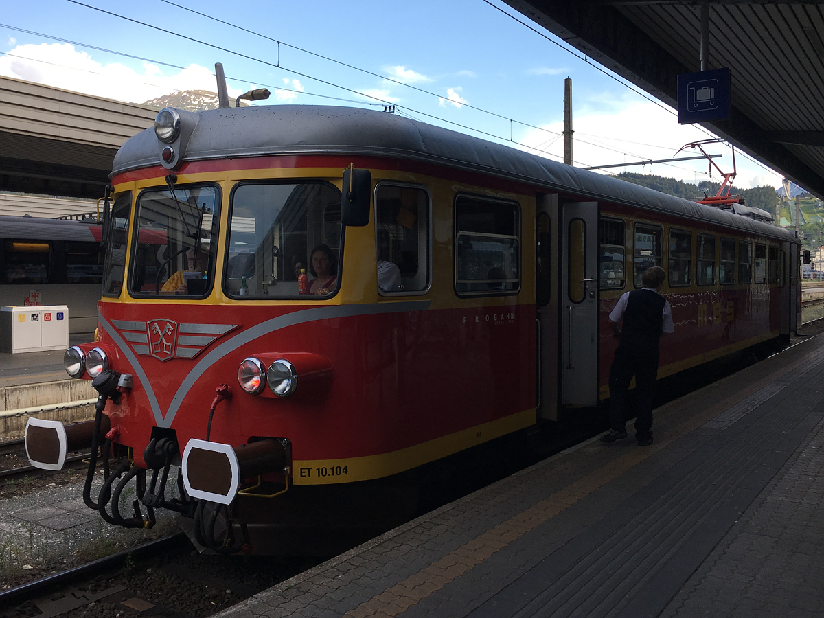 Der ET 10.104 der Montafonerbahn pausiert ganz kurz am Innsbrucker Hbf ehe die Reise wieder weiter Richtung Bludenz ging. Aufgenommen am 26.05.2018.